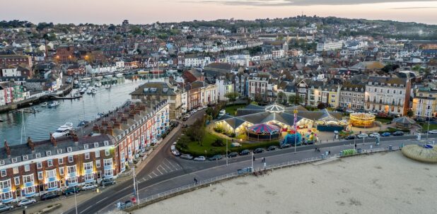 Alexandra-Gardens-and-beach-Weymouth-aspect-ratio-618-303